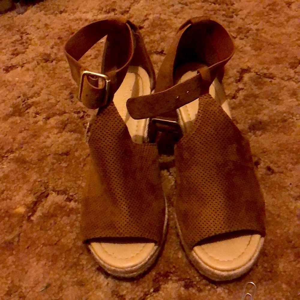 NWOT Brown suede wedges